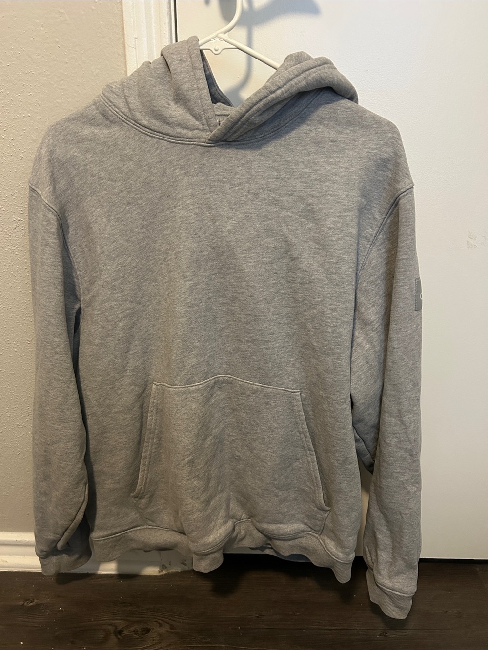 ALO Yoga Men's Heather Gray Pullover Hoodie